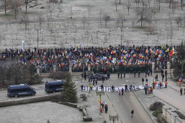 UPDATE - Proteste la Parlament faţă certificatul verde la locul de muncă - Manifestanţii se mută la Guvern / Parlamentar: Maşinile din parcare, vandalizate / Simion: Şoferii parlamentarilor au arătat semne obscene / Precizările Jandarmeriei - FOTO / VIDEO