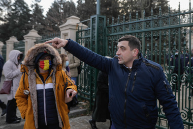 George Simion, scandal în plenul Camerei, la portavoce / Deputaţii AUR strigă: Jos cenzura!  Alfred Simonis (PSD): Nu avem niciun certificat la vot, nu mai minţi!