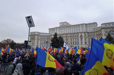 Daniel Suciu (PSD) de la tribuna plenului: Maşinile din parcarea Parlamentului sunt vandalizate în timp ce vorbim / Simion: Şoferii parlamentarilor au arătat semne obscene către protestatari