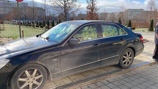 Mai multe autoturisme, vandalizate în curtea Parlamentului / Protestatarii au scris mesaje, cu spray: Hoţi! Asasini! - FOTO