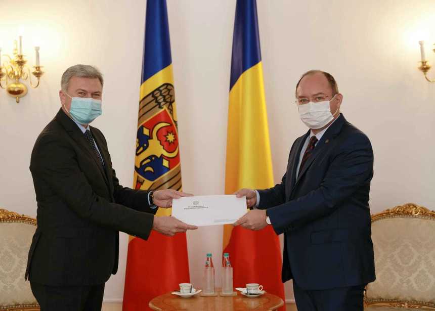 Ministrul de Externe l-a primit pe ambasadorul Republicii Moldova la Bucureşti, Victor Chirilă, pentru prezentarea copiilor scrisorilor de acreditare