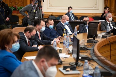 UPDATE - Parlamentul dezbate şi votează, miercuri, proiectul bugetului de stat pe anul 2022 şi cel al asigurărilor sociale / Violeta Alexandru reproşează că parlamentarii nu au primit rapoartele pe propunerile de lege 