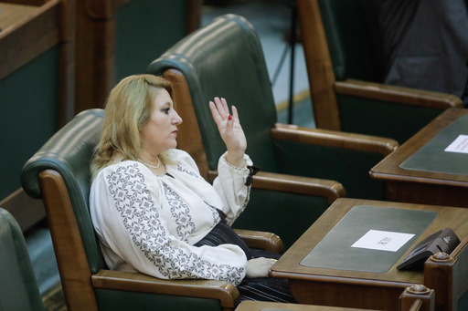 Un nou derapaj al senatoarei Diana Şoşoacă, în plen: Vai, ce penibilă eşti! / Pune-ţi botniţa aia pe ochi, să nu te mai vezi / Aţi stat ascunşi în Parlament, ca nişte şobolani / V-aţi pus cu mine, o să vă ia dracu pe toţi!