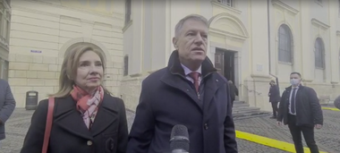 Klaus Iohannis şi soţia sa, la biserică în ziua de Crăciun: Vă doresc tuturor Crăciun fericit, linişte şi pace în familie. Naşterea Domnului să vă aducă şi linişte în suflet şi să trecem cu bine peste această perioadă grea - VIDEO