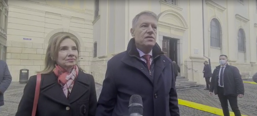 Klaus Iohannis şi soţia sa, la biserică în ziua de Crăciun: Vă doresc tuturor Crăciun fericit, linişte şi pace în familie. Naşterea Domnului să vă aducă şi linişte în suflet şi să trecem cu bine peste această perioadă grea - VIDEO