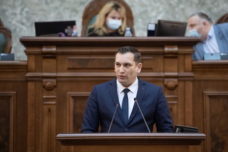 Senatorul USR Sebastian Cernic: Solicit convocarea Parlamentului în sesiune extraordinară pentru adoptarea certificatului verde