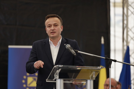 Preşedintele PNL Buzău cere primarului Constantin Toma să dea explicaţii pentru cheltuirea a 740.000 de lei pentru petrecerea de Revelion
