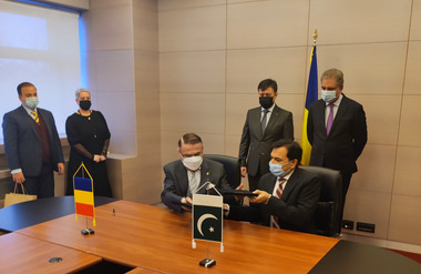 Florin Spătaru, ministrul economiei, întâlnire cu ministrul afacerilor externe al Republicii Islamice Pakistan / Dezvoltarea schimburilor comerciale şi a cooperării economice între cele două ţări, pe agendă