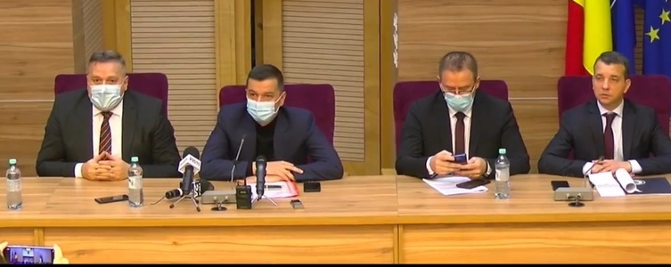 UPDATE - Secretar de stat din aparatul propriu al vicepremierului Sorin Grindeanu, fără mască de protecţie la o conferinţă de presă / Grindeanu: Eu zic să fie amendat / Secretarul de stat a fost amendat de jandarmi - FOTO