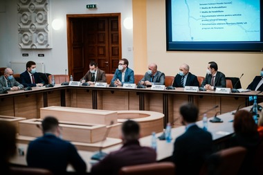 Autorităţile locale din Timiş şi Caraş-Severin au semnat documentaţiile necesare reabilitării liniei de cale ferată între Timişoara şi Reşiţa, în vederea introducerii unui tren de mare viteză 