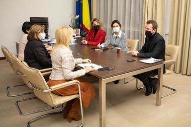 Gabriela Firea, după întâlnirea cu preşedintele Consiliului Tinerilor Instituţionalizaţi: Copiii aflaţi în grija statului trebuie ascultaţi, ajutaţi şi protejaţi /  Nu trebuie să se mai repete cazurile de abuz, violenţe, adolescente care devin mame