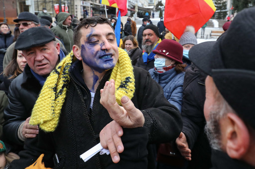 UPDATE - George Simion, stropit cu cerneală la Iaşi de un tânăr / Contre între susţinătorii şi contestatarii AUR / Pancarte cu ”AUR şi Şoşoacă nu reprezintă Iaşiul“ / Reacţia liderului AUR  / Dosar penal pe numele tânărului  - FOTO / VIDEO

