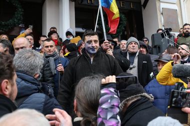 Reprezentanţii societăţii civile din Iaşi susţin că incidentul cu tânărul care l-a stropit pe George Simion cu cerneală ar fi o înscenare pusă la cale chiar de AUR