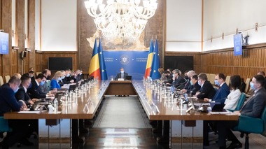 Trei prefecţi şi doi subprefecţi, eliberaţi din funcţii/ Alţi şase prefecţi şi opt suprefecţi, numiţi de Guvern
