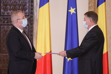 Dîncu, întrebat dacă nu are impresia că Iohannis e absent când ar trebui să iasă în faţa poporului: Cred că preşedintele Iohannis respectă foarte bine ierarhia şi lasă să se pună în valoare tot sistemul administrativ