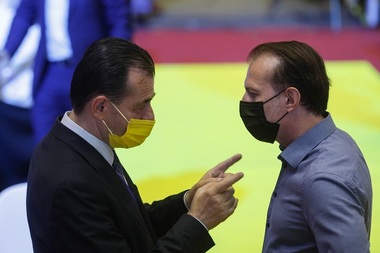 Incident la finalul şedinţei de plen comun pentru aniversarea a 15 ani de la aderarea la Uniunea Europeană – Ludovic Orban i-a reproşat în termeni duri lui Florin Cîţu că din partea parlamentarilor neafiliaţi i-a dat cuvântul senatoarei Diana Şoşoacă   