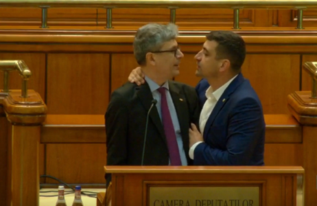 Scandal în Parlament, la dezbaterea moţiunii pe Energie: George Simion l-a luat de gât pe ministrul Virgil Popescu, la tribună / Şedinţa a fost suspendată de urgenţă / Suciu: E pentru prima oară când un ministru e agresat fizic - VIDEO