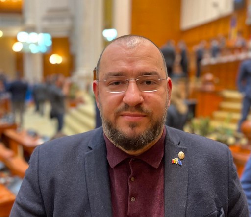 Dehelean (USR): Gestul agresiv al lui Simion i-a oferit lui Virgil Popescu oportunitatea să fugă pe uşa din spate şi l-a scutit de explicaţii în faţa Parlamentului / Şi uite aşa se dovedeşte că AUR ajută sistemul pe care, chipurile, vrea să-l dea jos