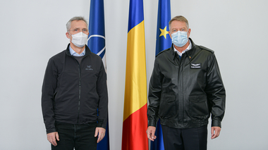 Klaus Iohannis: România este foarte bine apărată şi are toate garanţiile de securitate. Niciun român nu trebuie să se teamă / Jens Stoltenberg: NATO e o alianţă defensivă. Rusia este agresorul
