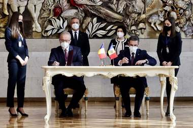 Ministrul Apărării, Vasile Dîncu, şi omologul său din Republica Moldova au semnat un Protocol privind colaborarea în domeniul învăţământului militar / Dîncu: În parcursul către integrarea europeană, puteţi conta pe întreg sprijinul României