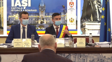 Mihai Chirica a ajuns la şedinţa Consiliului Local Iaşi, la scurt timp după ridicarea controlului judiciar, spunând: Scuzaţi întârzierea/ Consilier USR: Credeam că a venit să-şi anunţe demisia