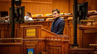 Şeful USR Iaşi le răspunde liberalilor: În loc să-l ia la rost pe Mihai Chirica şi să se debaraseze de un edil care face mai multe vizite la DNA decât la Ministerul Dezvoltării, liberalii ne ceartă pe noi că spunem lucrurilor pe nume