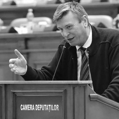 A murit deputatul PNL Corneliu Olar