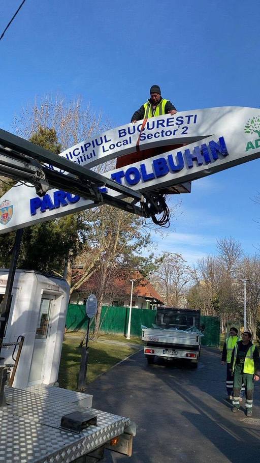 Primarul Sectorului 2, Radu Mihaiu înlătură totemul cu denumirea Parcului “Fiodor Tolbuhin”, după ce Federaţia Rusă a atacat Ucraina
