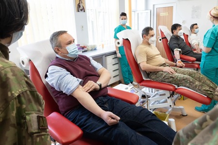 Premierul Nicolae Ciucă, la Spitalul Militar Central din Capitală pentru a dona sânge în beneficiul răniţilor din războiul din Ucraina: Este foarte mare nevoie ca, prin exemplul personal, să fim alături de cei care au nevoie de sânge 