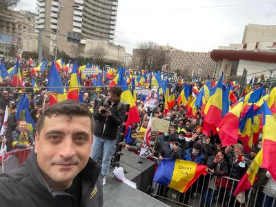 UPDATE - Debut de miting cu scandal în Bucureşti - Co-preşedintele AUR George Simion reclamă că a fost „atacat” de un „jandarm în civil violent” / Reacţia Jandarmeriei  - VIDEO