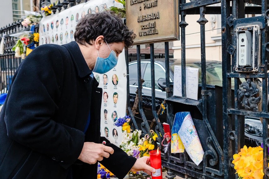 Nicuşor Dan a aprins o lumânare la Ambasada Ucrainei în memoria victimelor războiului şi a discutat cu oficialii ucraineni / Ucraina are nevoie de medicamente şi truse de prim-ajutor, Primăria Capitalei urmând să ajute în acest sens 
