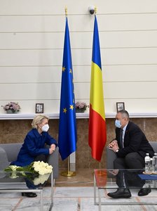 Preşedintele Comisiei Europene, Ursula von der Leyen, a ajuns la Bucureşti şi a fost aşteptată de premierul Nicolae Ciucă: Românii îi întâmpină cu braţele deschise pe oamenii care fug de război / Sunt aici să le mulţumesc
