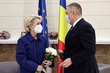 Guvern - Premierul Ciucă a vorbit cu Ursula von der Leyen despre acţiunile României pentru gestionarea refugiaţilor din Ucraina şi a subliniat interesul pentru accesul la instrumentele europene destinate refugiaţilor - FOTO