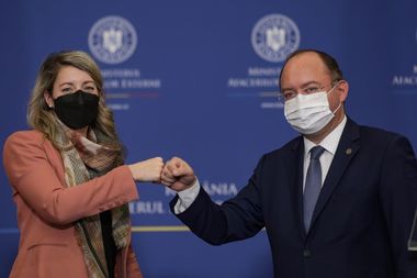 Bogdan Aurescu a discutat cu ministrul canadian de Externe despre coordonarea răspunsului la invadarea Ucrainei şi noi sancţiuni pentru Rusia / 70 de state şi două organizaţii au cerut României sprijin pentru evacuarea propriilor cetăţeni din Ucraina 