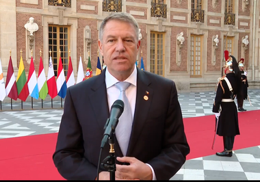 Klaus Iohannis, despre cozile de la benzinării: O parte semnificativă a acestui război se poartă în zona ştirilor şi a informaţiilor false / Se pare că informaţia a fost amplificată, artificial şi a dus la aproape un val de panică