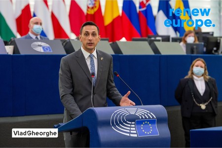 Europarlamentarul USR Vlad Gheorghe cere ca spaţiile libere din imobilele RAAPPS să fie puse la dispoziţie pentru cazarea persoanelor care sosesc în România din Ucraina / Solicitare şi pentru Parlamentul European să ofere spaţii refugiaţilor