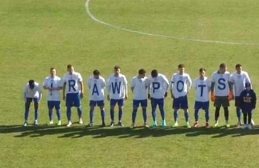 Un consilier USR cere demisia managerului general al clubului Politehnica Iaşi, după o gafă petrecută înaintea ultimului meci din Copou. Jucătorii ieşeni au vrut să transmită mesajul "Stop war", dar s-au aşezat greşit 