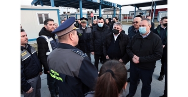 Ciucă, la Isaccea: Vedem drama refugiaţilor ucraineni care au fost nevoiţi să-şi părăsească ţara, să-şi ia viaţa într-o sacoşă şi să fugă de ororile acest război nedrept / Premierul afirmă că sunt pregătiţi pentru creşterea fluxului de refugiaţi 