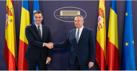 Premierul Nicolae Ciucă i-a prezentat preşedintelui Guvernului spaniol Pedro Sánchez măsurile implementate de România pentru sprijinirea refugiaţilor din Ucraina