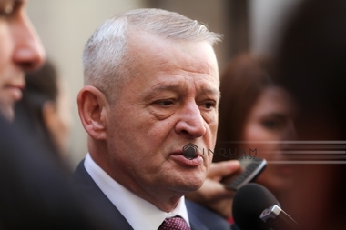UPDATE - Fostul primar al Capitalei Sorin Oprescu, condamnat definitiv la 10 ani şi 8 luni de închisoare, pedeapsa fiindu-i dublată faţă de cea din prima instanţă / Oprescu şi încă două persoane condamnate în dosar, daţi în urmărire 