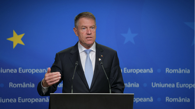 Iohannis, de Ziua SRI: Vă revine responsabilitatea de a contribui la eforturile de asigurare a securităţii cibernetice şi la apărarea intereselor economice, urmărind, în actualul context, posibile riscuri la adresa securităţii energetice şi alimentare