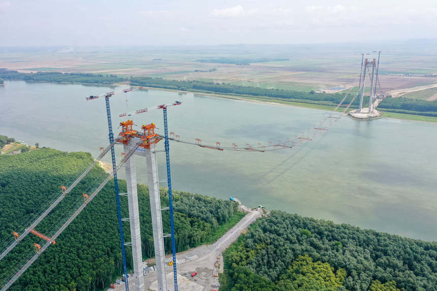 Grindeanu: Au fost montate primele două segmente ale tablierului din zona centrală a Podului suspendat de la Brăila / Încă 38 de segmente din zona centrală a tablierului vor fi montate cu o frecvenţă medie de două piese pe zi - VIDEO