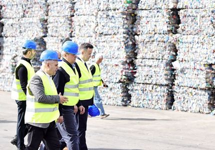 Premierul Nicolae Ciucă, în vizită la societatea GreenGroup, care activează pe piaţa reciclării deşeurilor: Guvernul are în atenţie permanent protecţia mediului, printr-o abordare integrată şi prin măsuri adecvate 