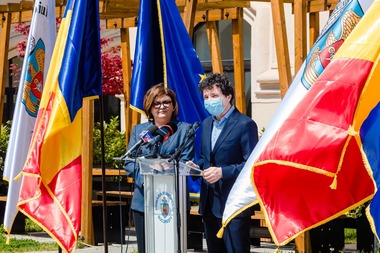 Nicuşor Dan, după întâlnirea cu Adina Vălean: Am vorbit despre interesul major al oraşului pentru crearea trenului metropolitan, precum şi pentru reabilitarea liniilor de tramvai / Planul de mobilitate urbană, pe agenda discuţiilor  

