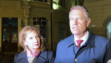 Preşedintele Klaus Iohannis a mers împreună cu soţia sa, Carmen, la slujba de Înviere, la Sibiu: Cred că este bine să ne rugăm pentru cei care din păcate suportă ororile războiului şi încă aşteaptă pace - VIDEO