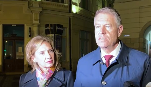 Preşedintele Klaus Iohannis a mers împreună cu soţia sa, Carmen, la slujba de Înviere, la Sibiu: Cred că este bine să ne rugăm pentru cei care din păcate suportă ororile războiului şi încă aşteaptă pace - VIDEO