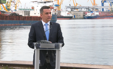 Grindeanu a anunţat că 350 de vagoane mai sunt blocate în Portul Constanţa din cele 700 câte erau acum trei săptâmâni /  35 de linii de cale ferată vor fi reabilitate în perioada următoare  