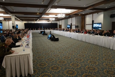 Dîncu, întâlnire cu ministrul Apărării din Ucraina, la Baza Aeriană Ramstein - Dîncu a reiterat sprijinul pentru suveranitatea şi integritatea teritorială a Ucrainei şi a evidenţiat nevoia urgentă de deschidere necondiţionată a unor culoare umanitare 