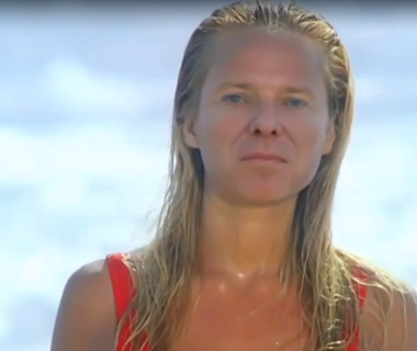 Hackerii pro-ruşi de la Killnet au trucat un videoclip din serialul "Baywatch", prezentându-l pe Florin Cîţu ca personaj feminin - VIDEO