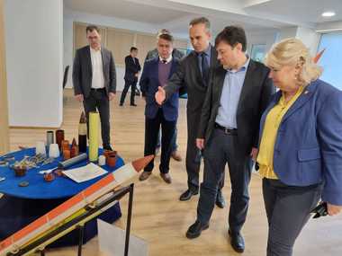 Ministrul Economiei: Conflictul militar de la graniţa României ne-a demonstrat că dezvoltarea de parteneriate de tip public-privat, între statele NATO şi UE, reprezintă structura pe care industria de apărare trebuie să funcţioneze pe termen lung